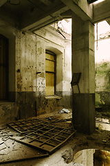 The house of dismounted windows  The noose