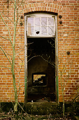 Decaying doorway  Sans door