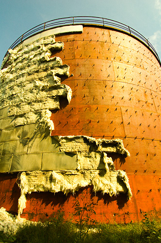 Oil tank shedding insulation